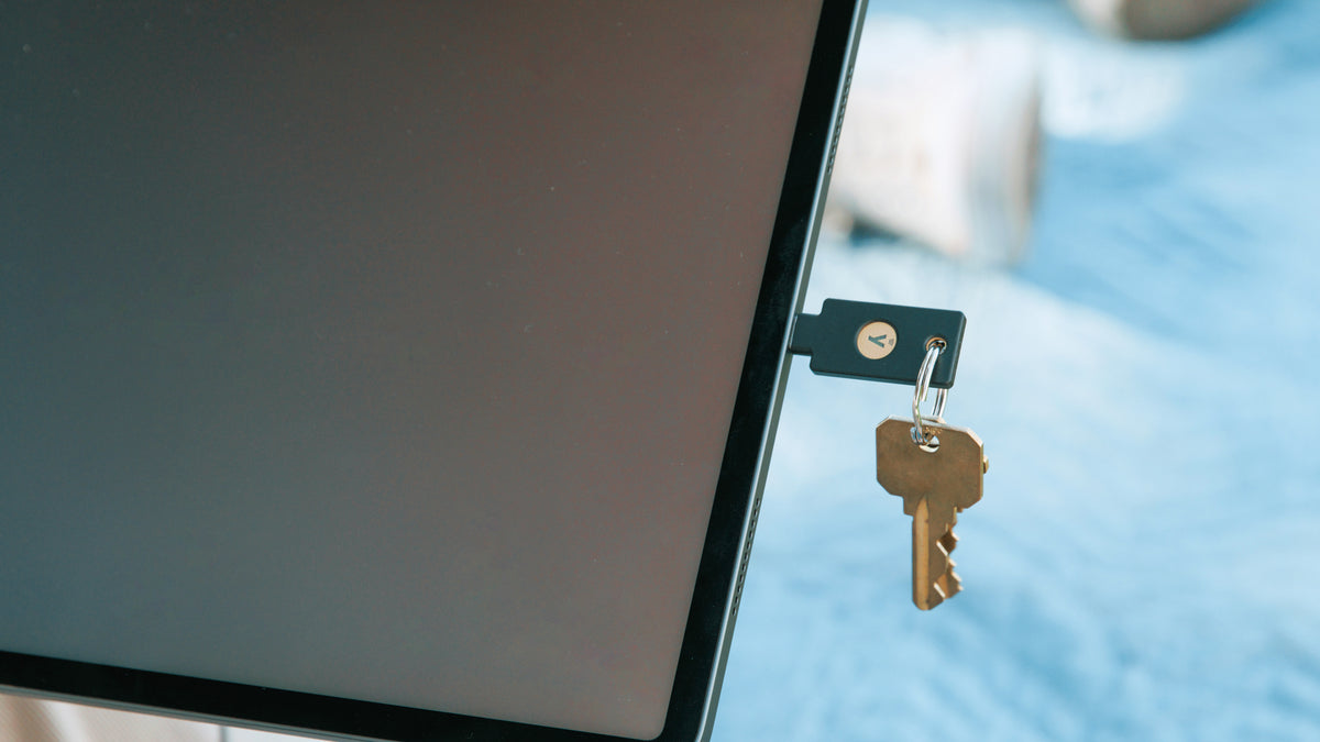 タブレットに差し込まれたYubiKeyとキーチェーン
