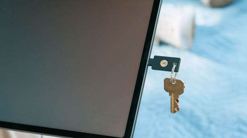 タブレットに差し込まれたYubiKeyとキーチェーン