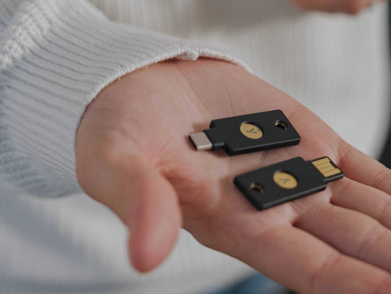 手のひらに載ったYubiKey 2種(USB-A / USB-C)