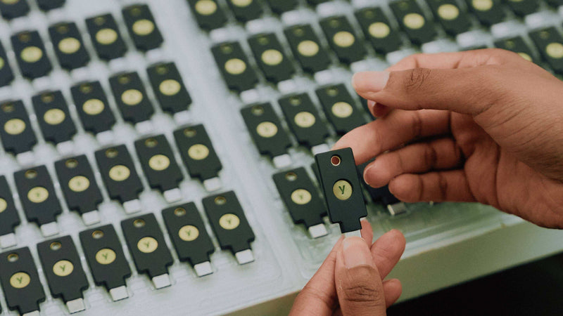 YubiKey NFCを手に持つ様子