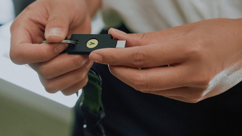 YubiKey NFCセキュリティキーを手に持つ様子