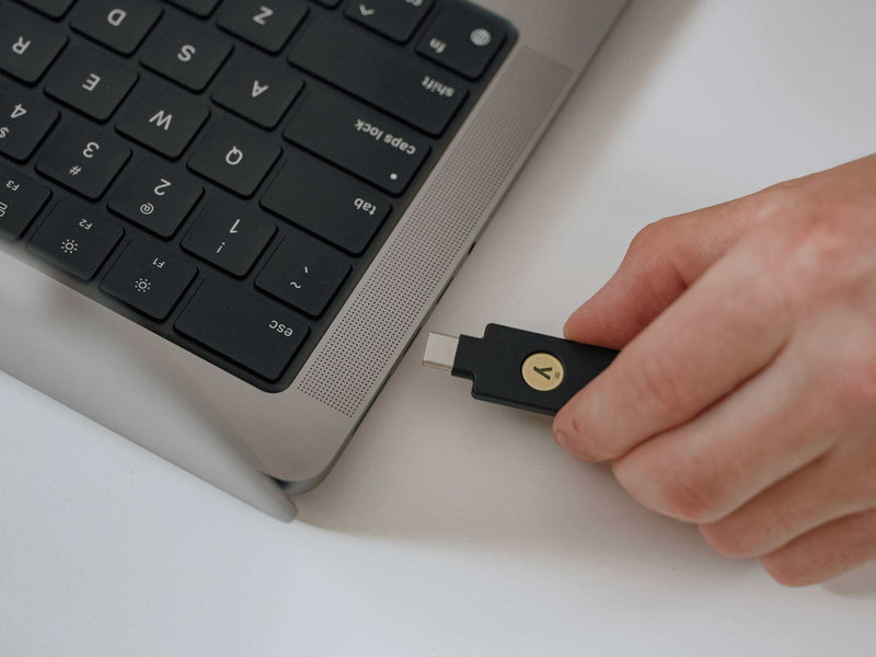 YubiKeyをUSB-Cポートに接続するシーン